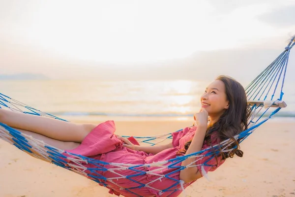 Portrét krásné mladé asijské ženy sedící na houpací sítě s — Stock fotografie