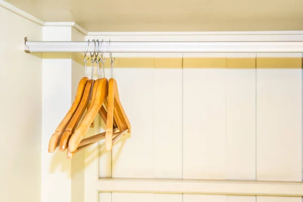 Вешалка для одежды в шкафу — стоковое фото