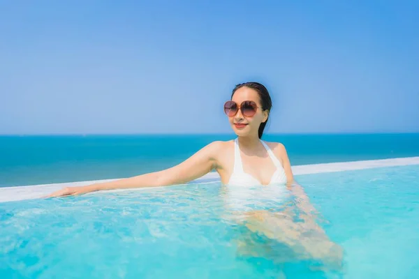 Retrato bonito jovem asiático mulher feliz sorriso relaxar em swimmi — Fotografia de Stock