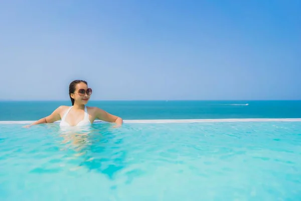 Retrato hermosa joven asiática mujer feliz sonrisa relajarse en swimmi —  Fotos de Stock