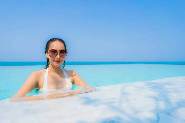 Retrato hermosa joven asiática mujer feliz sonrisa relajarse en swimmi — Foto de Stock