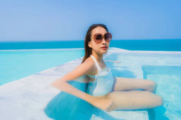 Retrato hermosa joven asiática mujer feliz sonrisa relajarse en swimmi —  Fotos de Stock