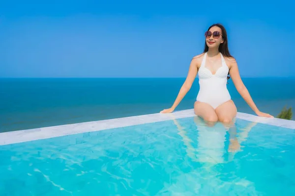 Retrato hermosa joven asiática mujer feliz sonrisa relajarse en swimmi — Foto de Stock