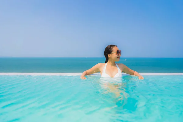 Retrato hermosa joven asiática mujer feliz sonrisa relajarse en swimmi —  Fotos de Stock