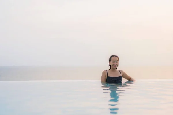 Retrato bonito jovem asiático mulher feliz sorriso relaxar em torno de sw — Fotografia de Stock