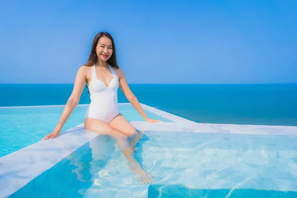 Portrett vakker ung asiatisk kvinne glad smil slapper av i svømming – stockfoto