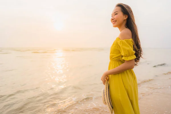 Retrato bonito jovem asiático mulher andar na praia e mar o — Fotografia de Stock