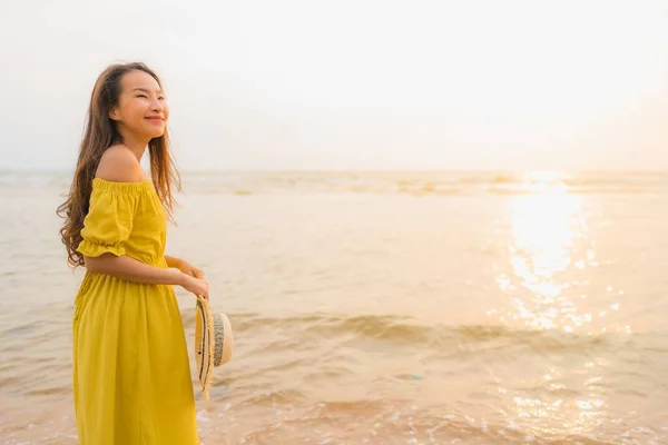 Retrato bonito jovem asiático mulher andar na praia e mar o — Fotografia de Stock