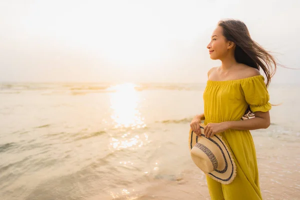 Retrato bonito jovem asiático mulher andar na praia e mar o — Fotografia de Stock