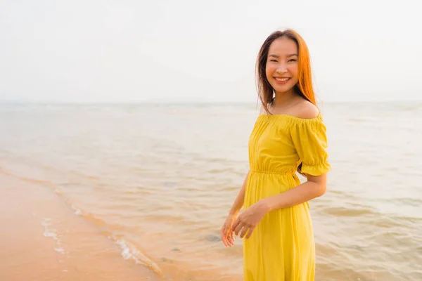 Ritratto bella giovane donna asiatica passeggiata sulla spiaggia e sul mare o — Foto Stock