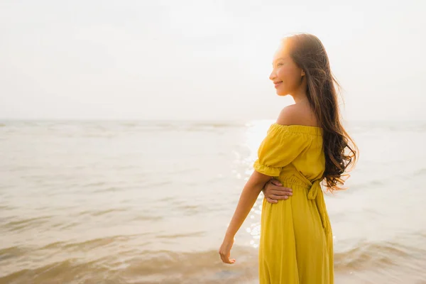 Retrato bonito jovem asiático mulher andar na praia e mar o — Fotografia de Stock