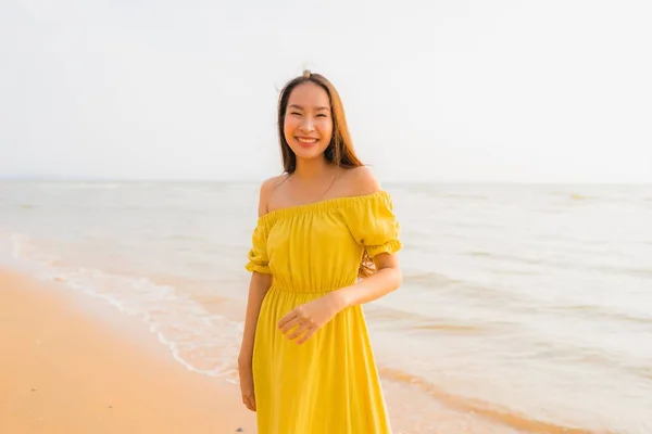 Portré gyönyörű fiatal ázsiai nő séta a strand és a tenger o — Stock Fotó