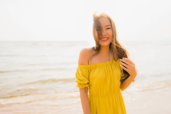 Retrato bonito jovem asiático mulher andar na praia e mar o — Fotografia de Stock