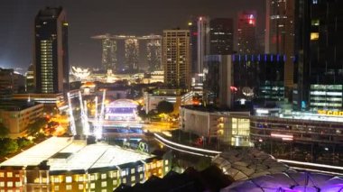 Singapur şehrinde marina koyu çevresindeki modern binaların havadan görüntüleri