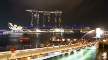 geceleri Singapur şehrinde modern binaların doğal zaman atlamalı görüntüleri