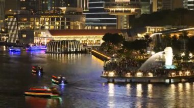 geceleri Singapur şehrinde modern binaların doğal zaman atlamalı görüntüleri