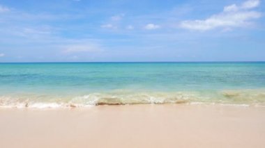 Güzel dalgalı denizin sakin görüntüleri.