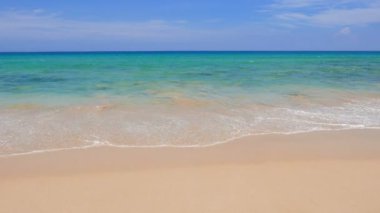 Güzel dalgalı denizin sakin görüntüleri.