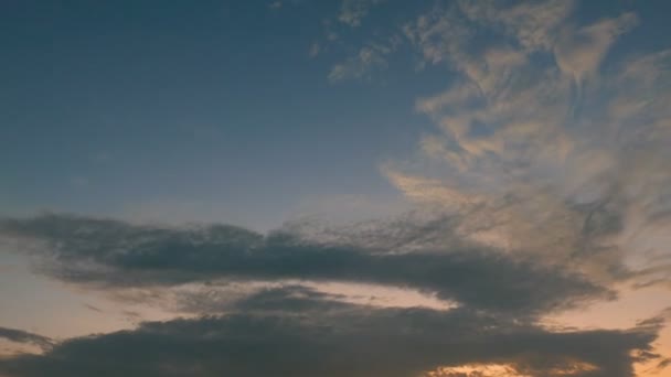 Akşamları Hareket Eden Bulutlarla Birlikte Gün Batımının Görüntüleri — Stok video