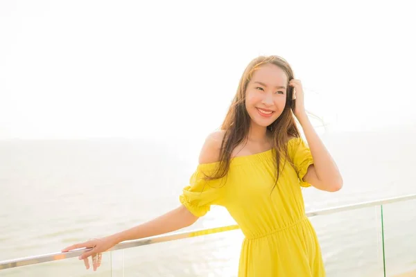 Retrato bonito jovem asiático mulher sorriso feliz e relaxar em ou — Fotografia de Stock
