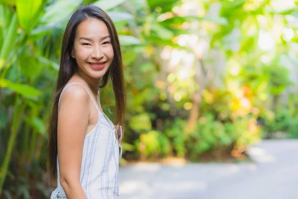 Belle jeune femme asiatique sourire heureux style de vie — Photo