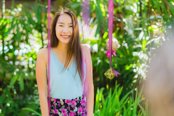 아름 다운 젊은 아시아 여성 행복 미소 라이프 스타일 — 스톡 사진