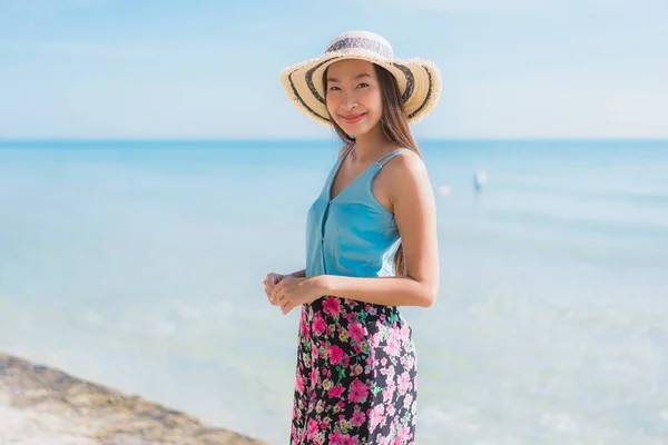 Retrato bonito jovem asiático mulher feliz sorriso relaxar ao redor ser — Fotografia de Stock