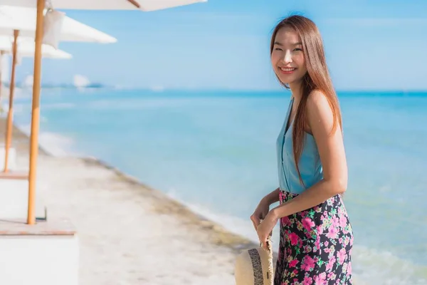 Porträt schöne junge asiatische Frau glücklich lächeln entspannen um sein — Stockfoto