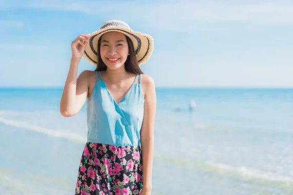 肖像美丽的年轻亚洲女人快乐的微笑放松周围是 — 图库照片