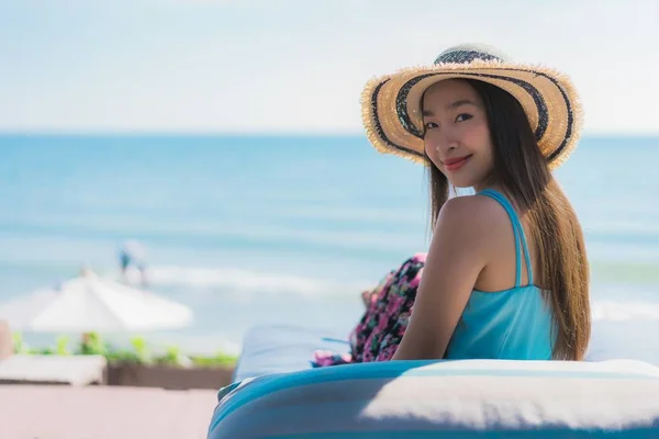 Porträtt vacker ung asiatisk kvinna glad leende koppla av runt vara — Stockfoto