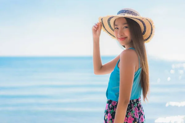 Retrato bonito jovem asiático mulher feliz sorriso relaxar ao redor ser — Fotografia de Stock