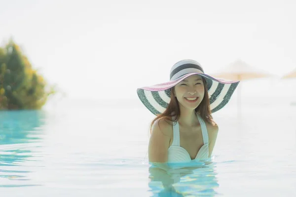 아름 다운 젊은 아시아 여자 행복 미소와 수영장이 휴식 — 스톡 사진
