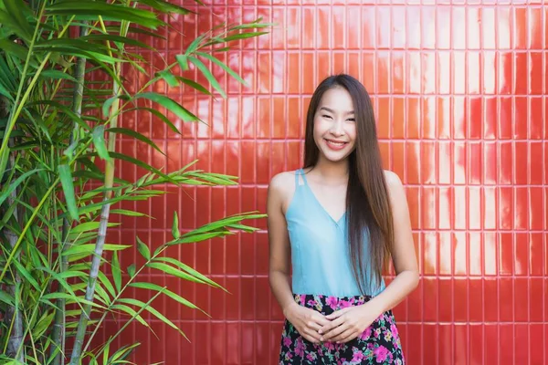 Красивая молодая азиатка счастливая улыбка стиль жизни — стоковое фото