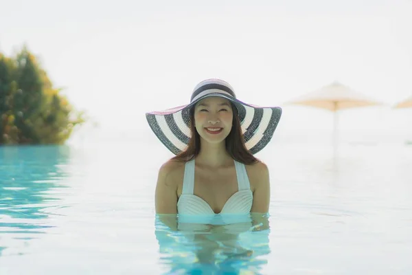 美しい若いアジア女性の幸せな笑顔し、スイミング po でリラックス — ストック写真