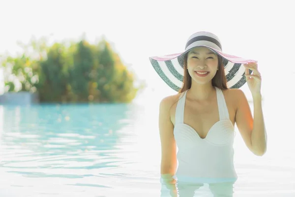 Vacker ung asiatisk kvinna glad smile och koppla av i simning po — Stockfoto