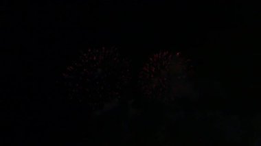 Gece gökyüzünde patlayan havai fişeklerin yakın çekim görüntüleri.