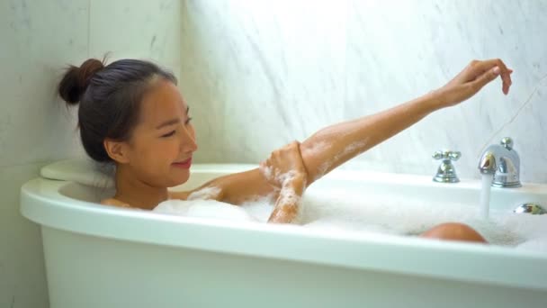 Kabarcık Banyosu Alan Güzel Asyalı Genç Kadının Görüntüleri — Stok video