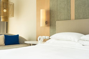 Güzel rahat yastık ve battaniye Yatak Dekorasyon