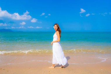 Portre güzel genç Asyalı kadın mutlu üzerinde boş zaman gülümsemek 