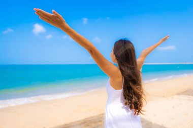 Portre güzel genç Asyalı kadın mutlu üzerinde boş zaman gülümsemek 