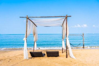 Sandalye şemsiye ve sk güzel plajı deniz okyanusta lounge