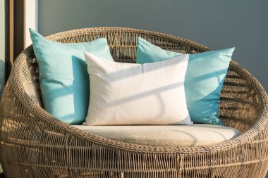 Kanepe sandalyede rahat yastık