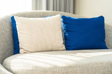 Kanepe sandalyede rahat yastık