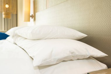 Güzel rahat yastık ve battaniye Yatak Dekorasyon