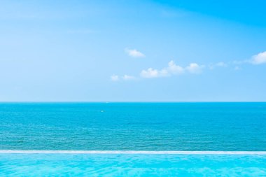 Deniz okyanus w üzerinde Açık Yüzme Havuzu ile güzel manzara