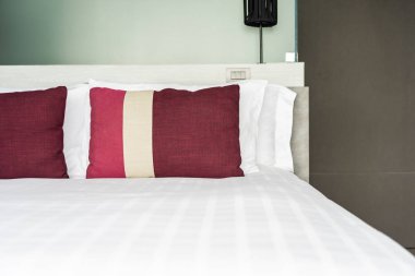 Güzel rahat yastık ve battaniye Yatak Dekorasyon