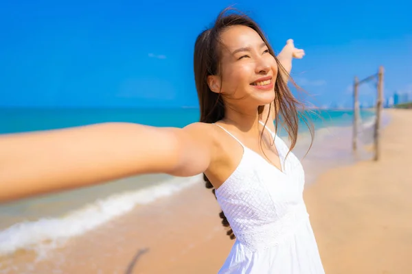 Портрет красивая молодая азиатка счастливая улыбка досуга на — стоковое фото