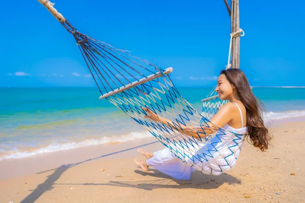 Retrato bonito jovem asiático mulher feliz sorriso lazer no o — Fotografia de Stock