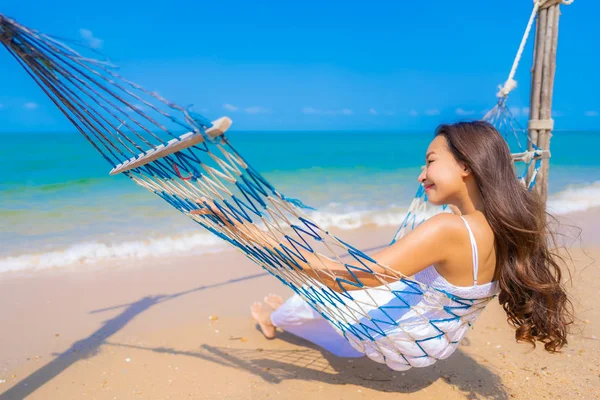 Retrato bonito jovem asiático mulher feliz sorriso lazer no o — Fotografia de Stock