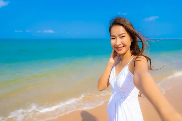 Portré gyönyörű fiatal ázsiai nő boldog mosoly szabadidős a — Stock Fotó